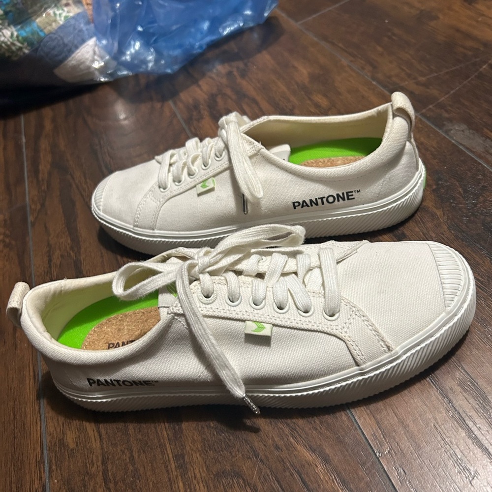 Cariuma Pantone NWOT Off-White Sneakers with Green Accent!Worn in the house once